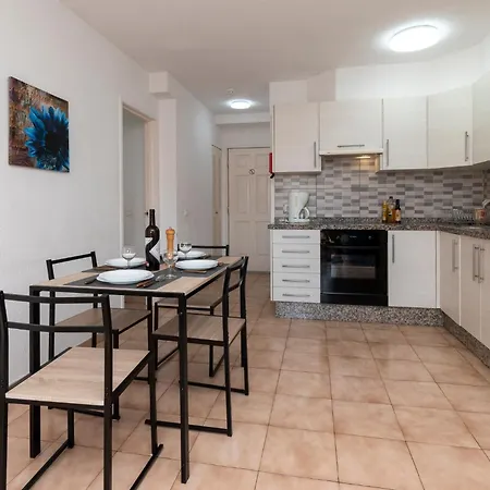 Wonderful 2 Bedroom Location דירה